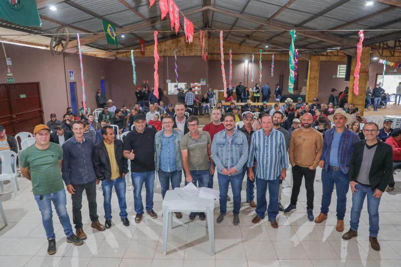 No dia do agricultor, vereadores participam de entrega de tratores à associações rurais